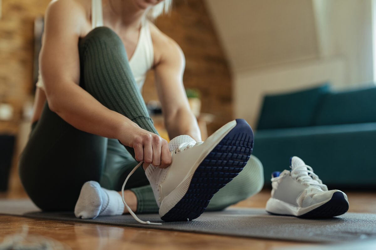 Sportschuhe und Socken anziehen – Schweißfüße und Schuhgeruch vorbeugen