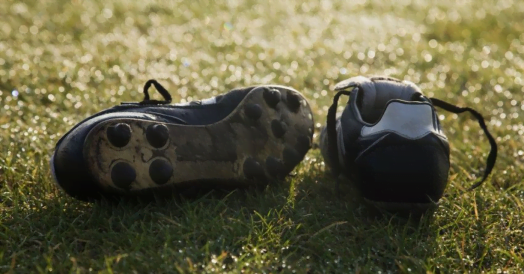 Dreckige Fußballschuhe, die stinken